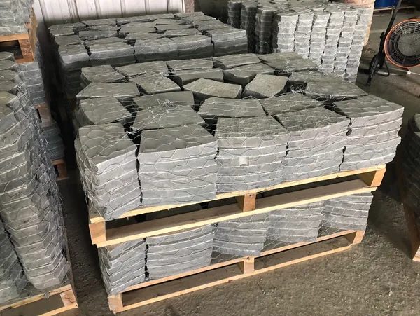 Irregular flagging pallets — natural broken shapes, sold by the ton.